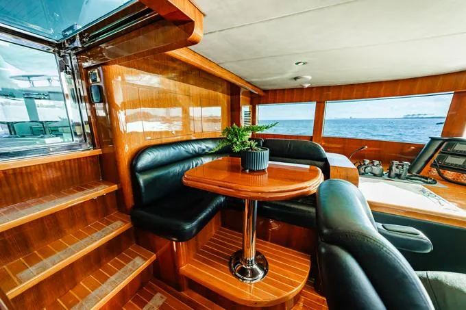 Southern Belle Yacht Photos Pics Pilothouse Settee