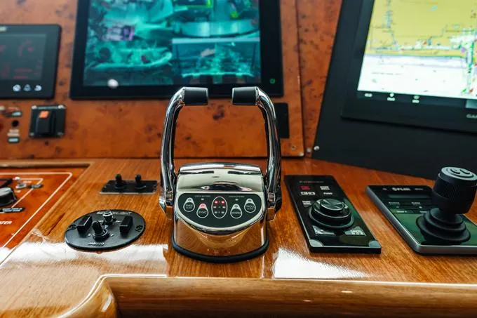Southern Belle Yacht Photos Pics Helm Detail