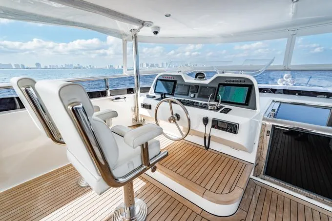Southern Belle Yacht Photos Pics Helm