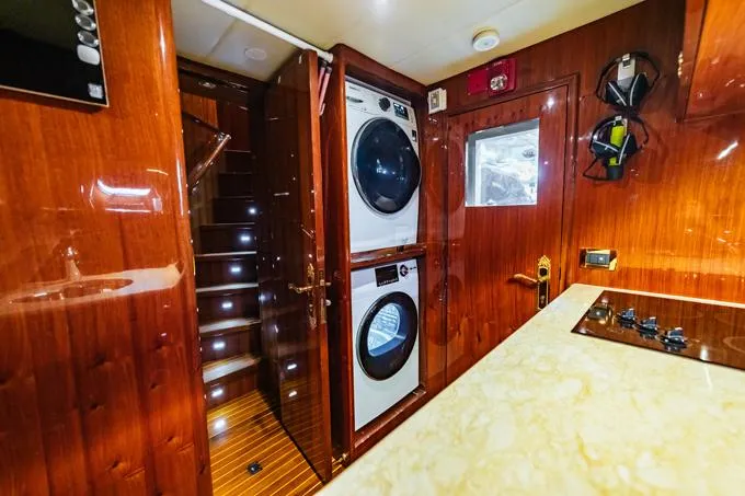 Southern Belle Yacht Photos Pics Crew Common Area