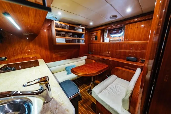 Southern Belle Yacht Photos Pics Crew Dining