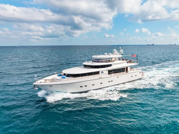 Southern Belle Yacht Photos Pics Bow Quarter