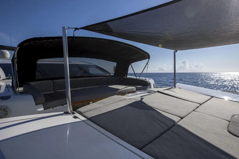 P'ocean Yacht Photos Pics Sunseeker Predator 84 yacht deck with sunshade, ocean view, 2009 model.