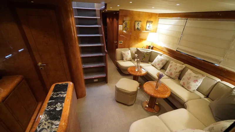  Yacht Photos Pics 33 Saloon