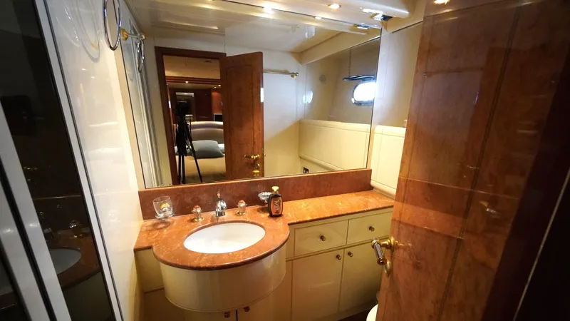  Yacht Photos Pics 40 Master Toilette