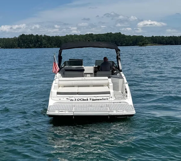  Yacht Photos Pics 2020 Sea Ray 290SDX boat on a lake with American flag, rear view.