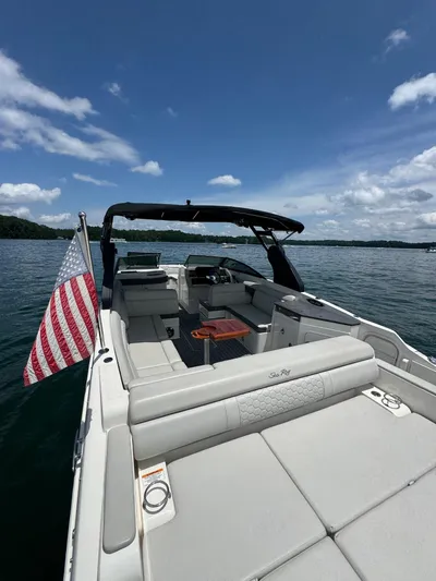  Yacht Photos Pics 2020 Sea Ray 290SDX boat with American flag on a sunny day.