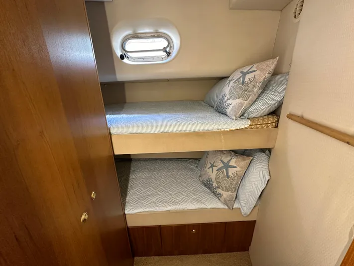 Solana Yacht Photos Pics 2000 Bayliner 5288 Pilot House Motoryacht cabin with bunk beds and nautical-themed pillows.