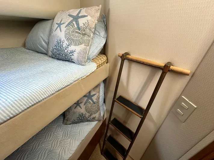 Solana Yacht Photos Pics Bunk beds with nautical-themed pillows in a 2000 Bayliner 5288 Pilot House Motoryacht.