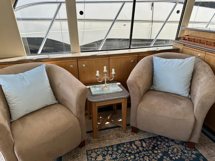Solana Yacht Photos Pics Interior of 2000 Bayliner 5288 Pilot House Motoryacht with cozy seating and elegant decor.