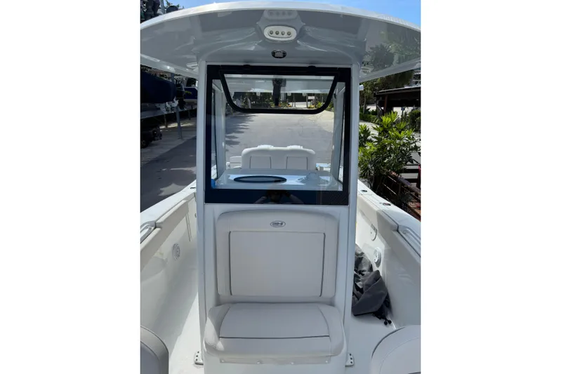  Yacht Photos Pics 2024 Sea Hunt Gamefish 27 Forward Seating boat interior with seating and console view.
