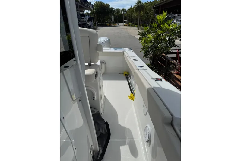  Yacht Photos Pics 2024 Sea Hunt Gamefish 27 Forward Seating boat interior with sleek design and modern features.