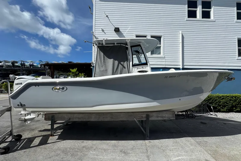  Yacht Photos Pics 2024 Sea Hunt Gamefish 27 Forward Seating boat on display, side view.