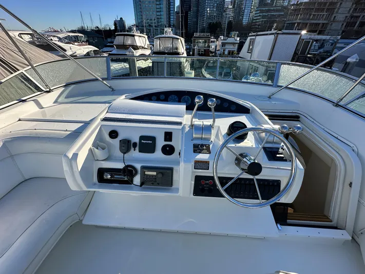 Solana Yacht Photos Pics Cockpit of 2000 Bayliner 5288 Pilot House Motoryacht with steering wheel and controls.