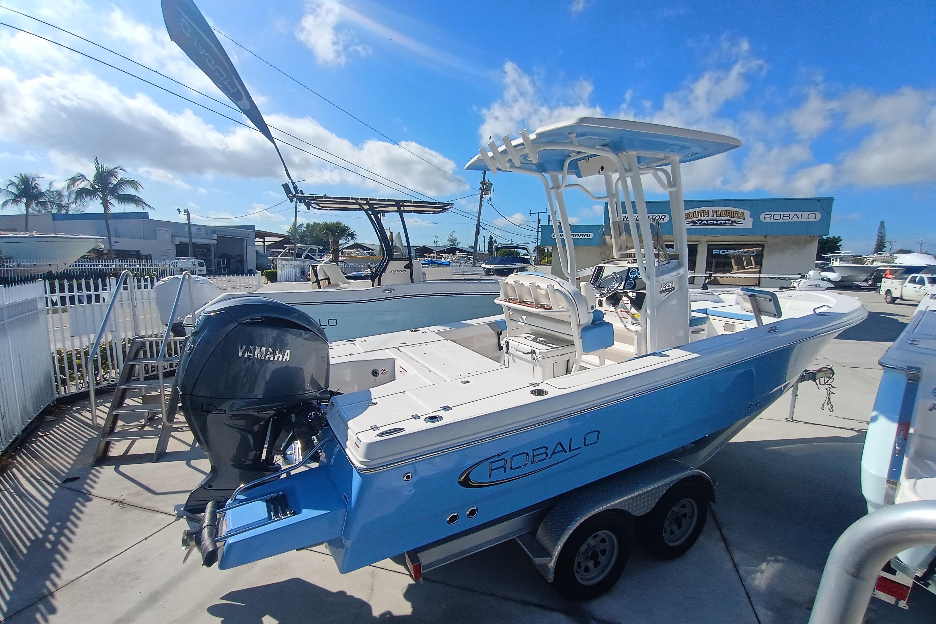 2026 Robalo 226 Cayman - Image 4