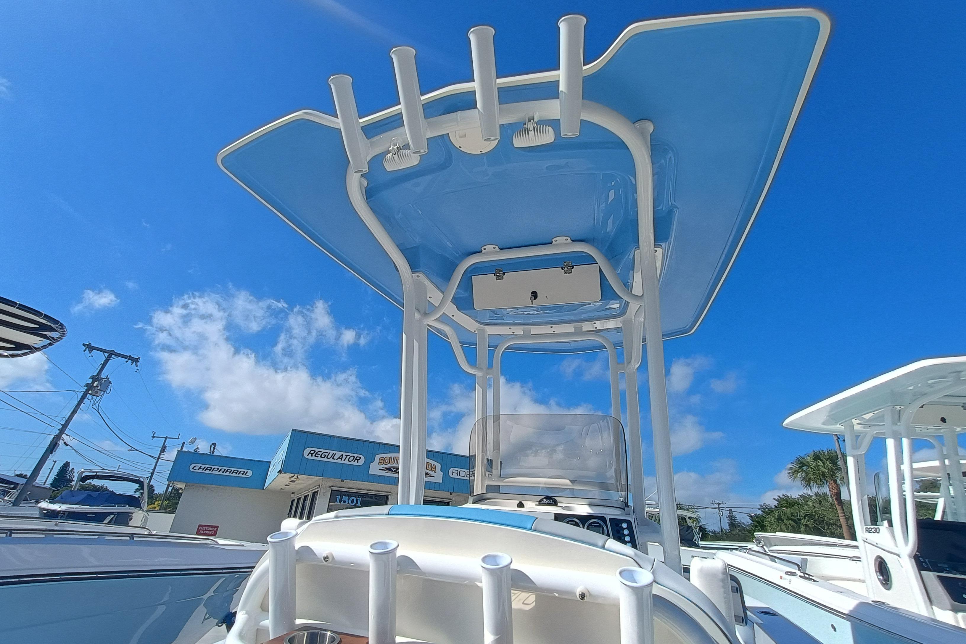 2026 Robalo 226 Cayman - Image 11