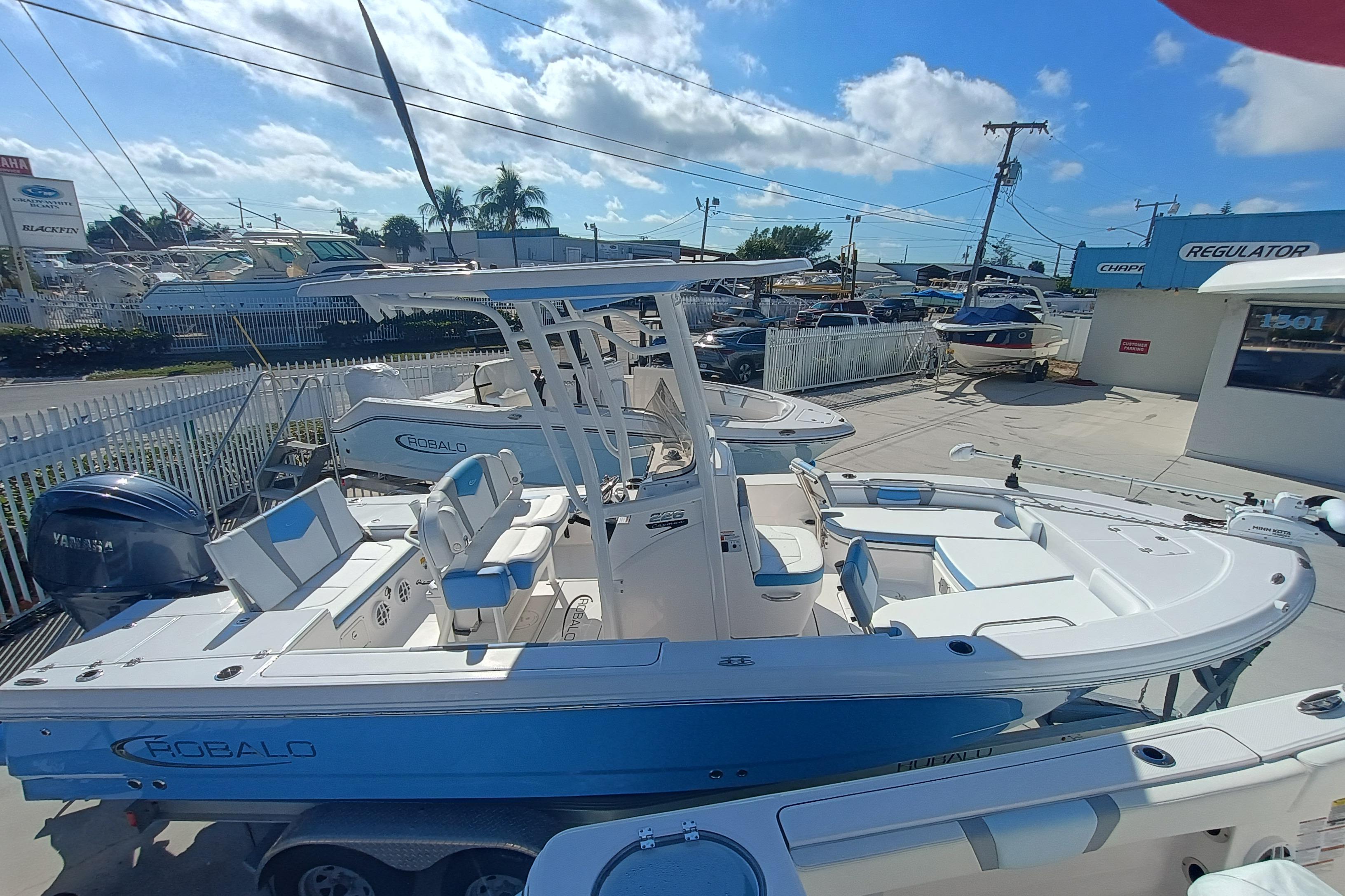 2026 Robalo 226 Cayman - Image 3