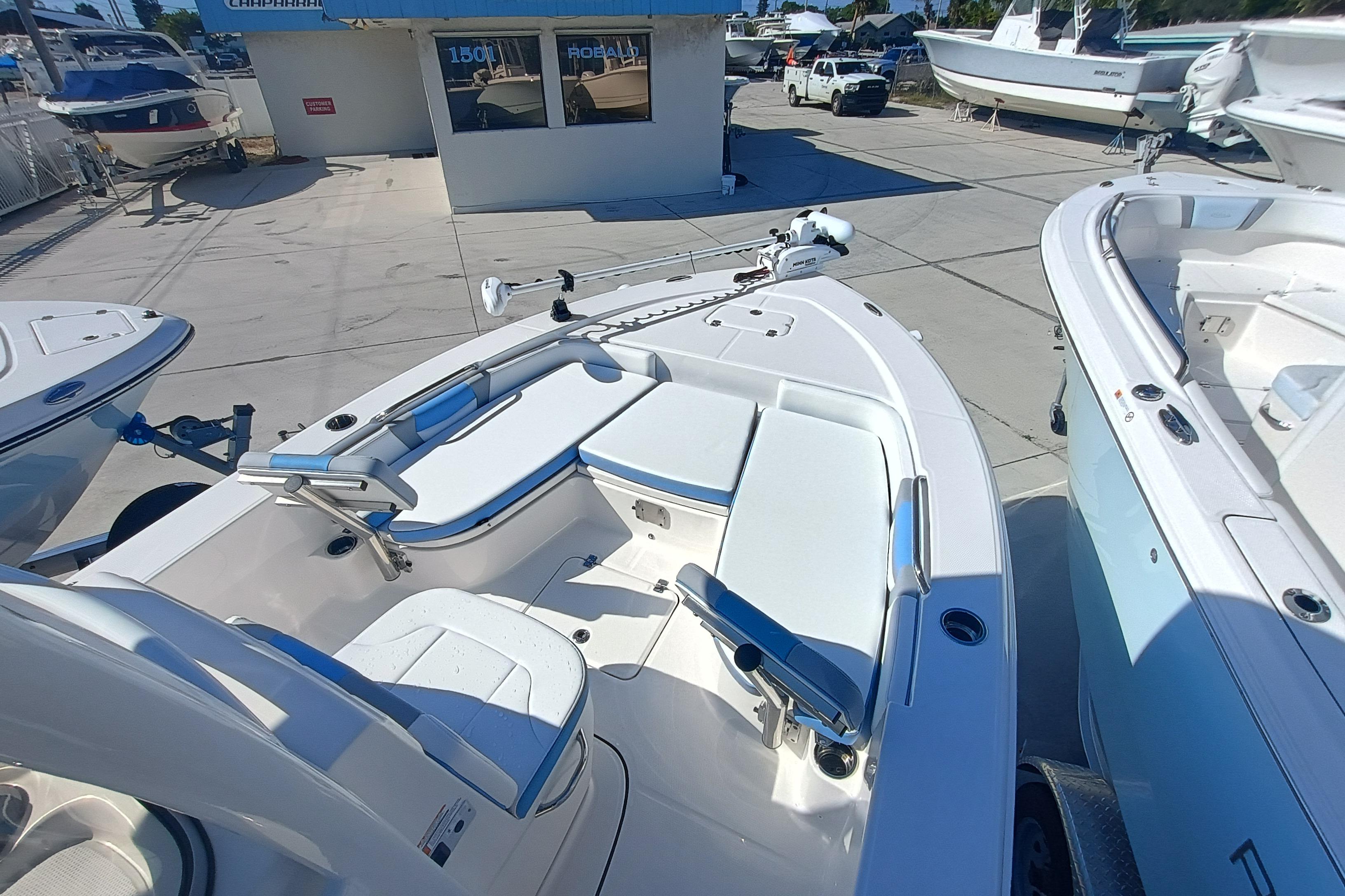 2026 Robalo 226 Cayman - Image 6