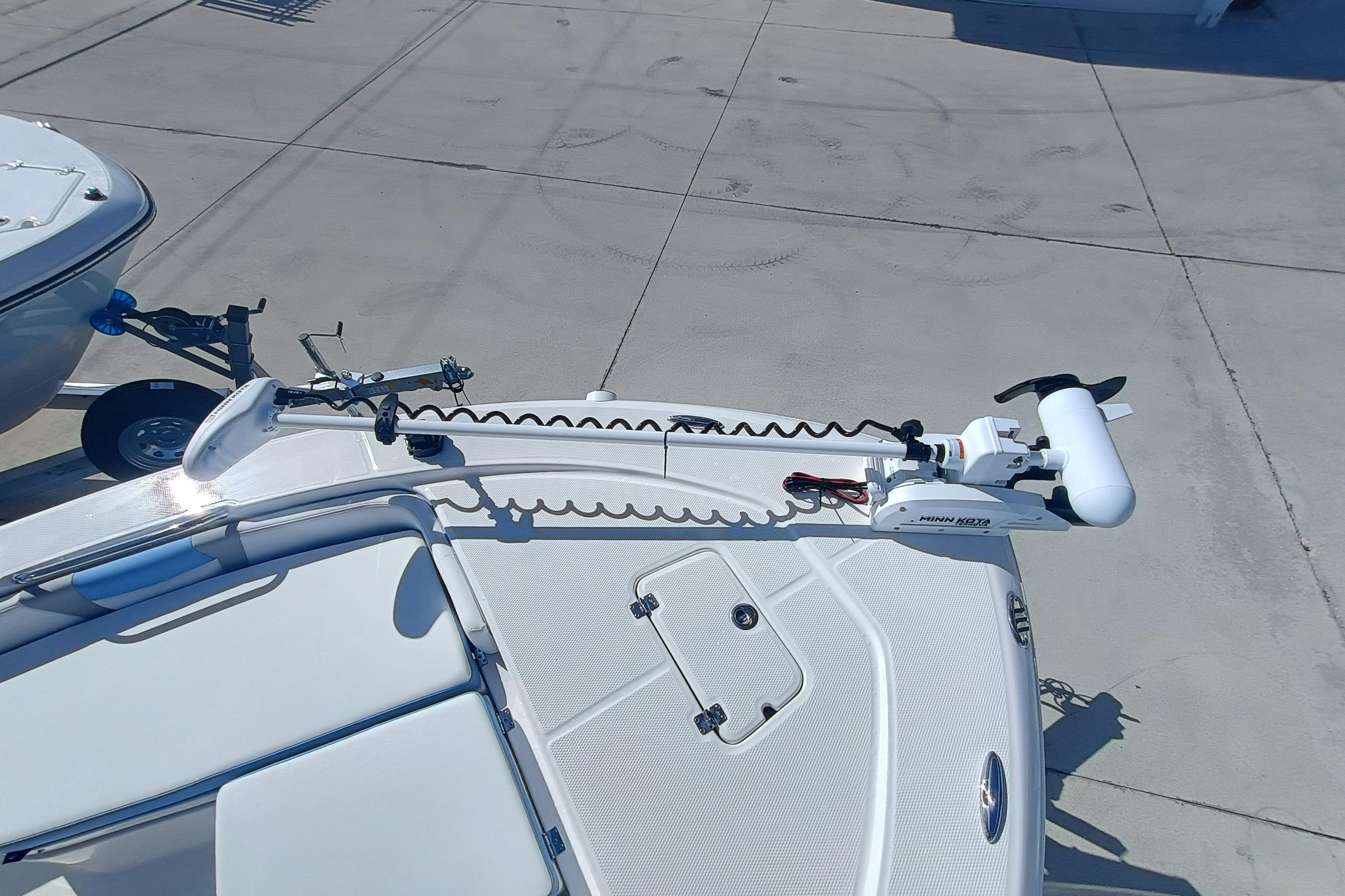 2026 Robalo 226 Cayman - Image 8