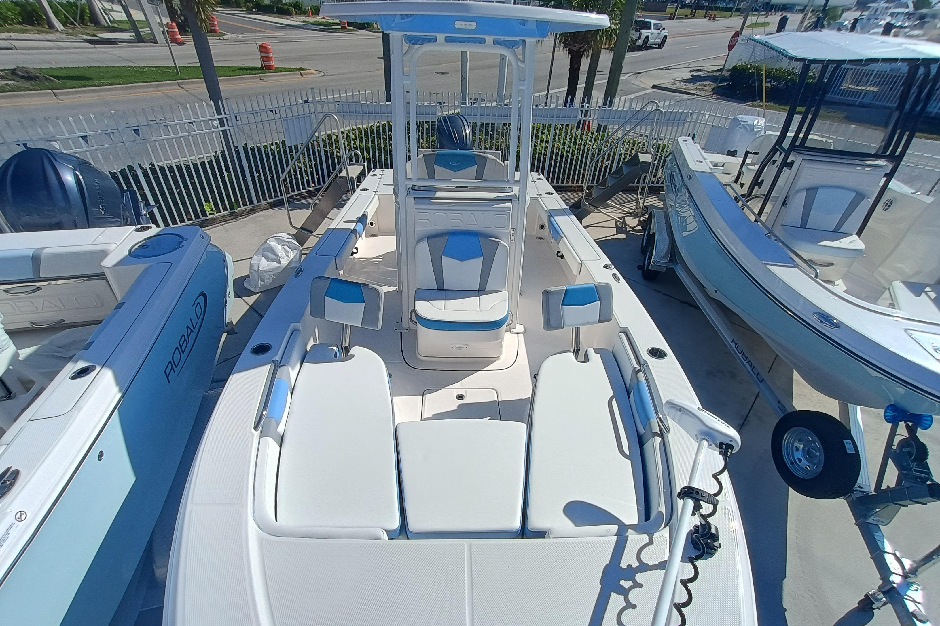 2026 Robalo 226 Cayman - Image 5