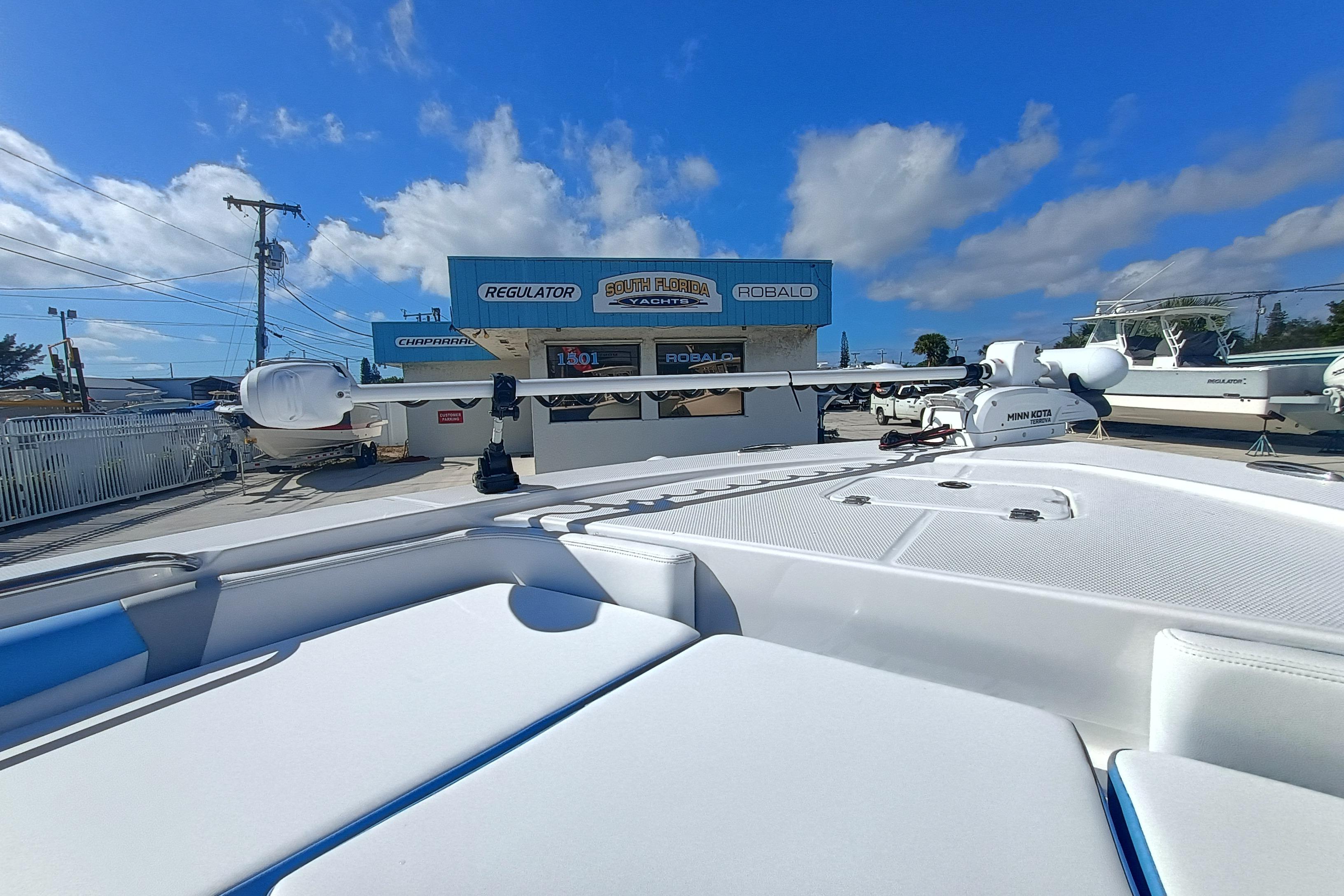 2026 Robalo 226 Cayman - Image 10