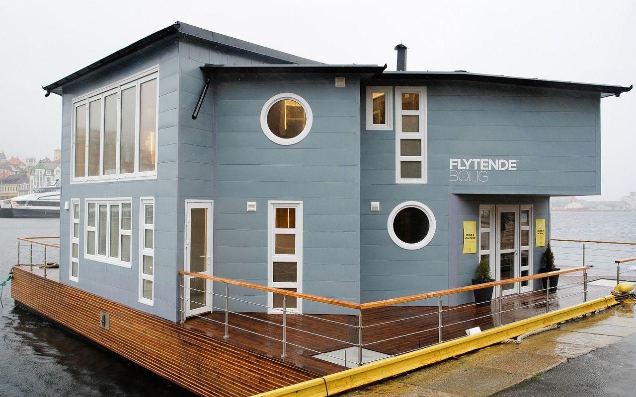 2015 Grey Floating House Houseboat