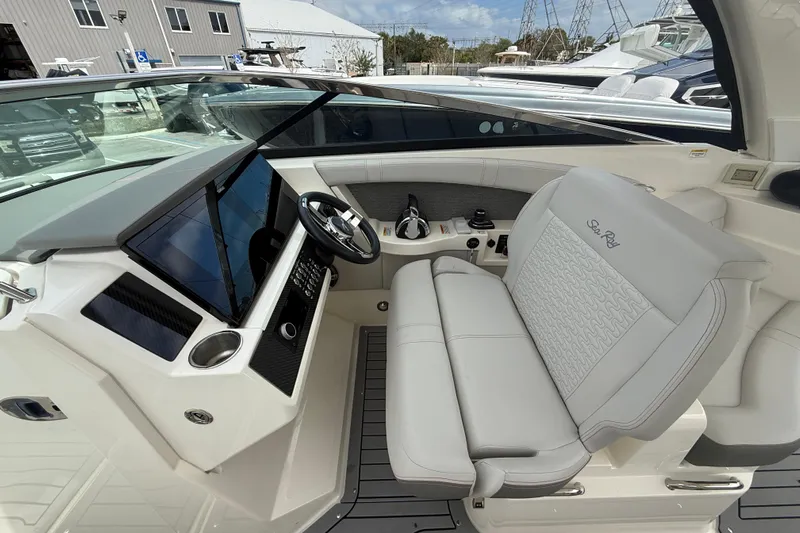  Yacht Photos Pics 2020 Sea Ray SLX 350 Outboard helm with modern controls and luxurious seating.