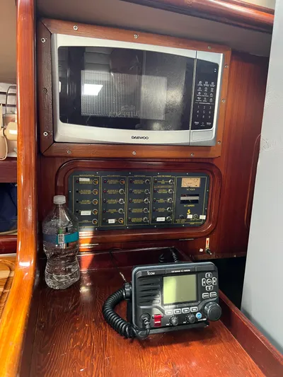 Southern Sky Yacht Photos Pics Microwave, control panel, and radio on 1991 Beneteau Oceanis 510 yacht interior.