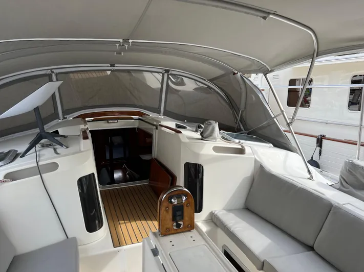 Southern Sky Yacht Photos Pics Cockpit of 1991 Beneteau Oceanis 510 sailboat with canopy and seating.
