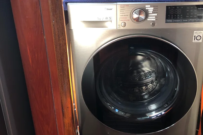 Southern Sky Yacht Photos Pics Front-loading washer in a Beneteau Oceanis 510 yacht, 1991 model.