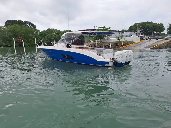 Jessica Yacht Photos Pics 2009 Sessa Marine Key Largo 36 boat on water near a dock.