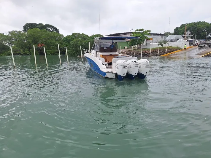 Jessica Yacht Photos Pics 2009 Sessa Marine Key Largo 36 with triple Mercury engines on water.