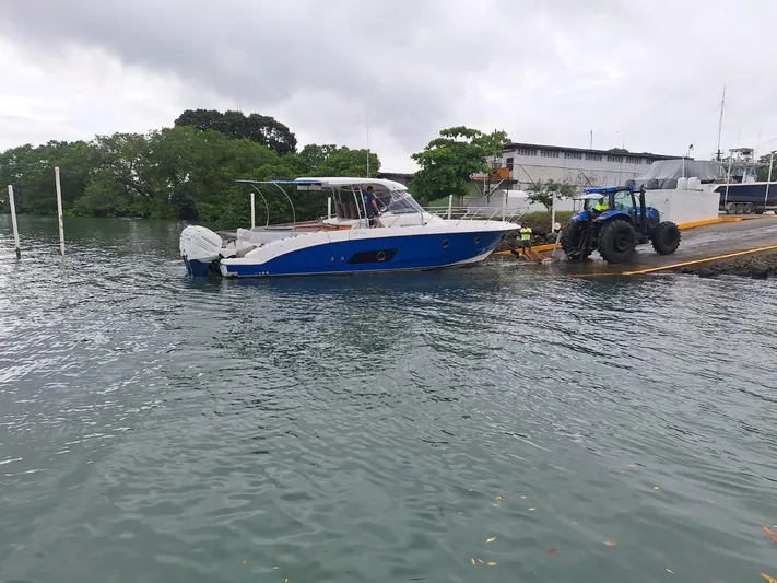 Jessica Yacht Photos Pics 2009 Sessa Marine Key Largo 36 being launched by a tractor at a boat ramp.