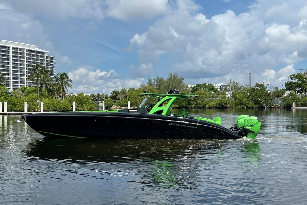 2020 Midnight Express 43