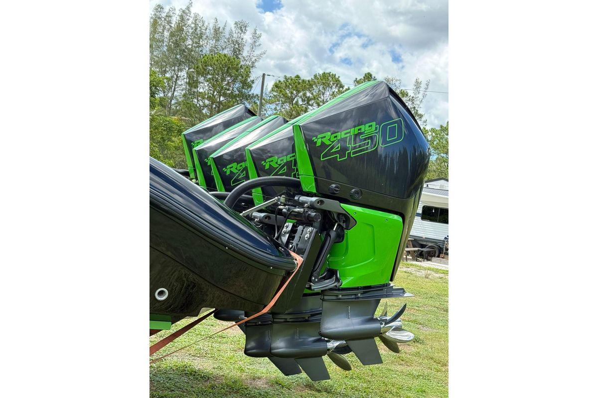 2020 Midnight Express 43