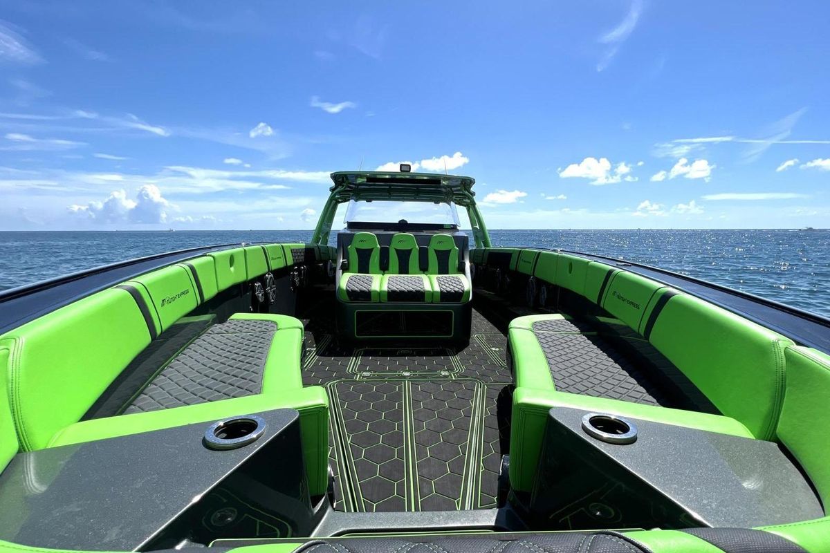 2020 Midnight Express 43