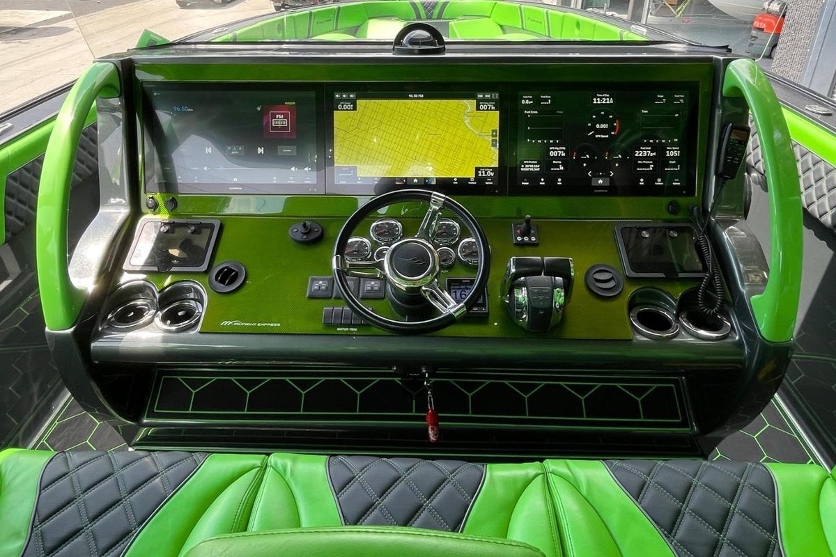 2020 Midnight Express 43