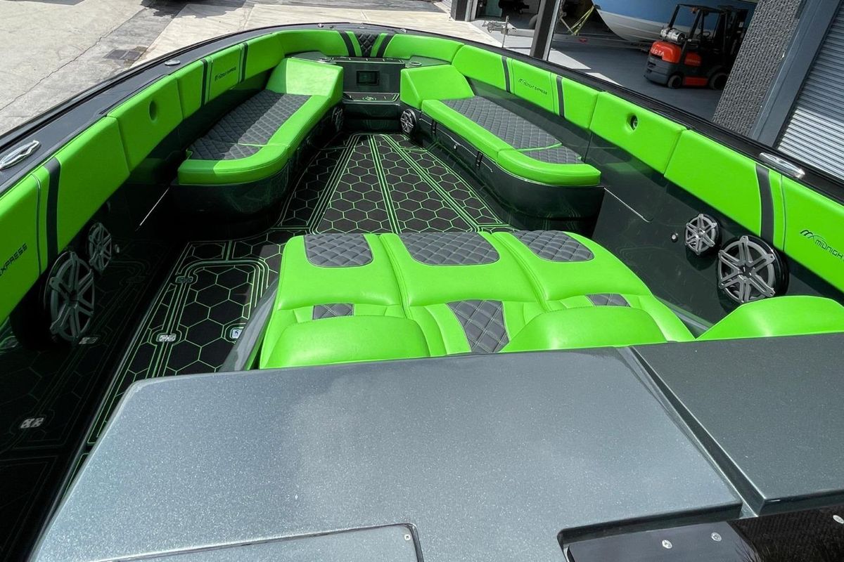 2020 Midnight Express 43