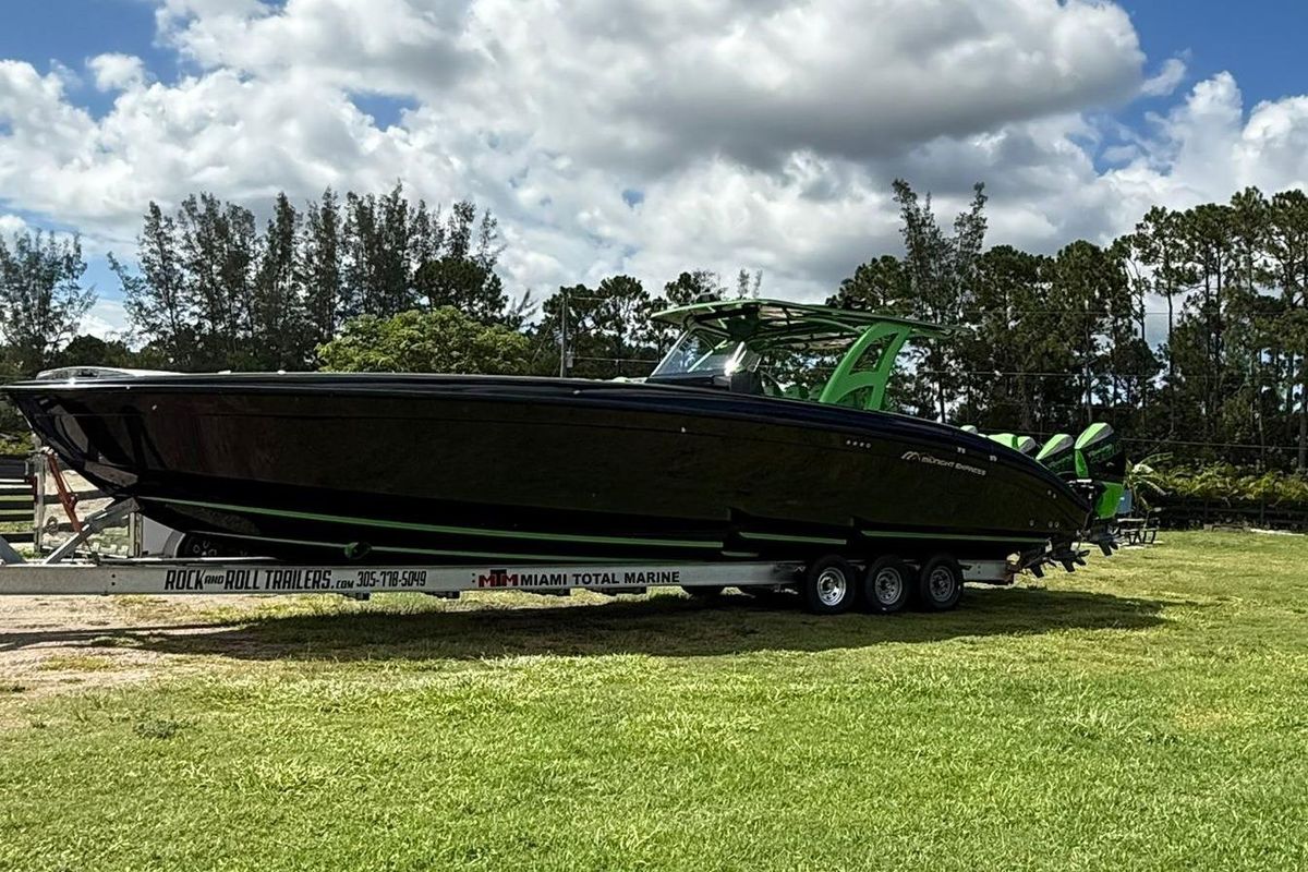 2020 Midnight Express 43 