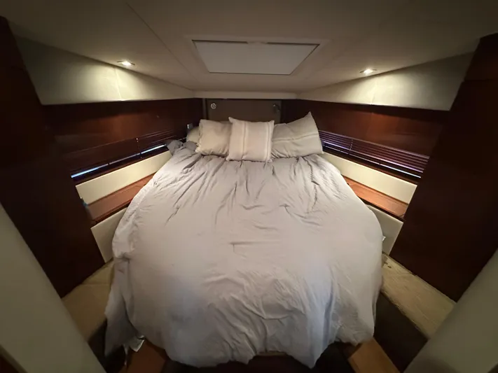  Yacht Photos Pics Luxurious bedroom interior of 2010 Sea Ray 450 Sundancer yacht.
