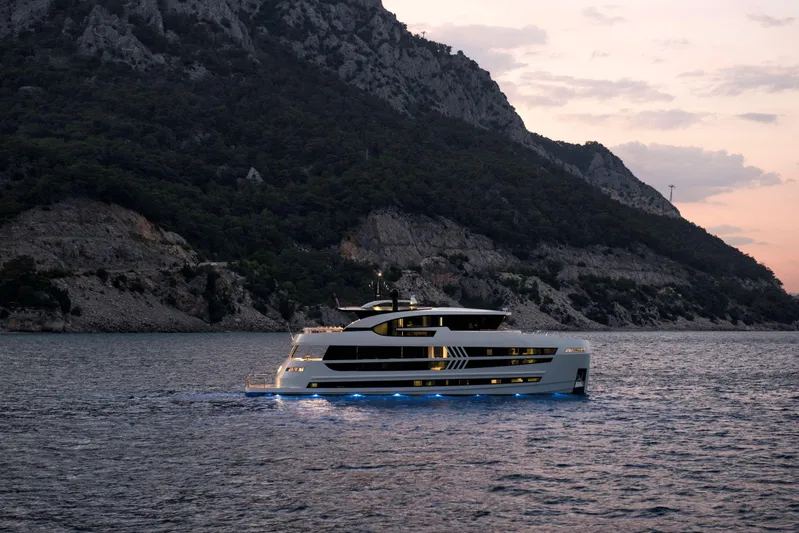 Uhv90 Yacht Photos Pics Manufacturer Provided Image