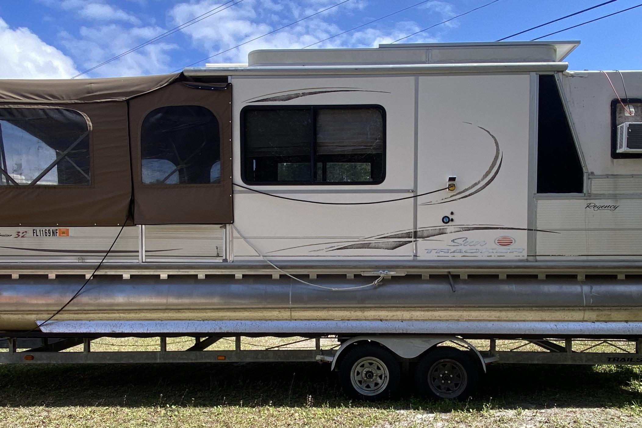 Sun Tracker Party Cruiser 32 Regency Edition