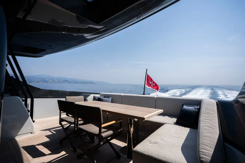 Bgx70 / Bgx73 Yacht Photos Pics 