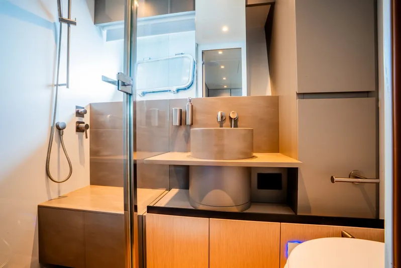 Bgx70 / Bgx73 Yacht Photos Pics 