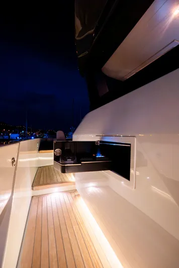 Bgx70 / Bgx73 Yacht Photos Pics 