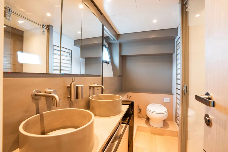 Bgx70 / Bgx73 Yacht Photos Pics 