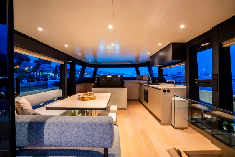 Bgx70 / Bgx73 Yacht Photos Pics 