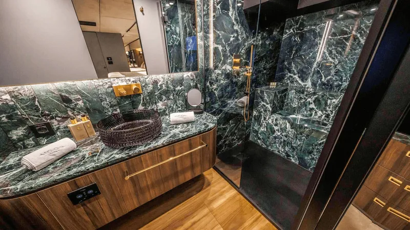 60 Yacht Photos Pics 