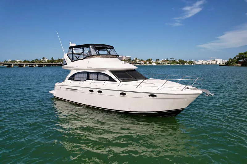 Vrpro Yacht Photos Pics 2007 Meridian 411 Sedan yacht cruising on calm waters under a clear blue sky.