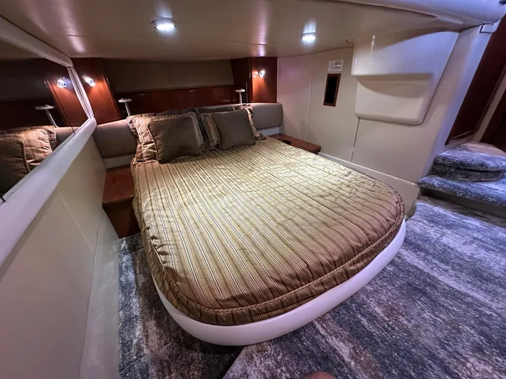 Vrpro Yacht Photos Pics Luxurious bedroom interior of 2007 Meridian 411 Sedan yacht with cozy bedding.